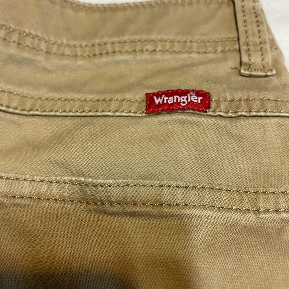 Wrangler khaki cargo shorts, boys size 8 with six pockets - Picture 3 of 6